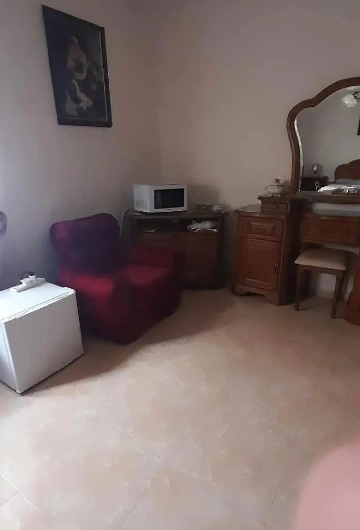 Private Room Qormi 0*,  Malta